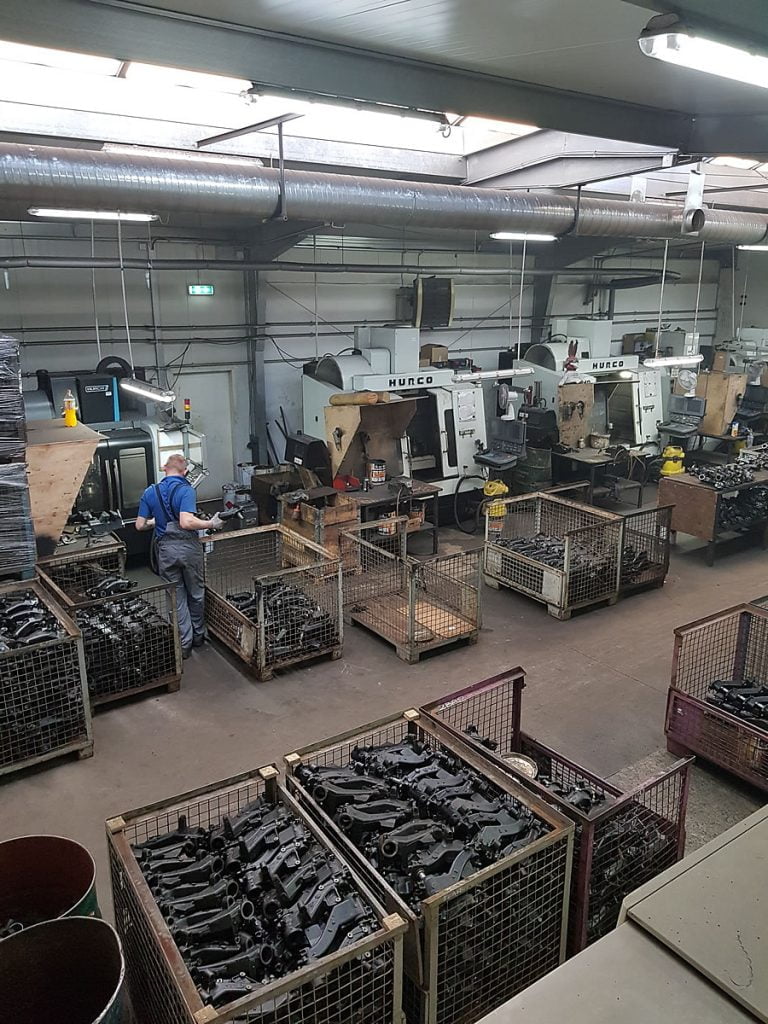 Hala produkcyjna, części, maszyny CNC
